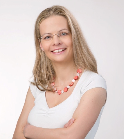 Porträtfoto von Dr. Elena Hudl, Fachärztin für Dermatologie in Wien
